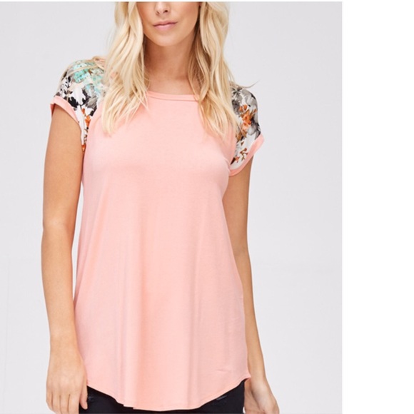 gallery_of_gems Tops - Peach Floral Cap Sleeve Tee!